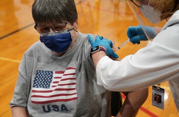 Una mujer recibe la vacuna