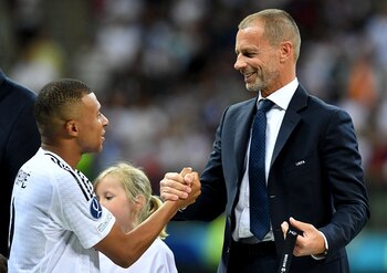 Aleksander Ceferin y Mbappé en