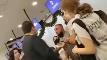 Pasajeros discutieron fuertemente con personal