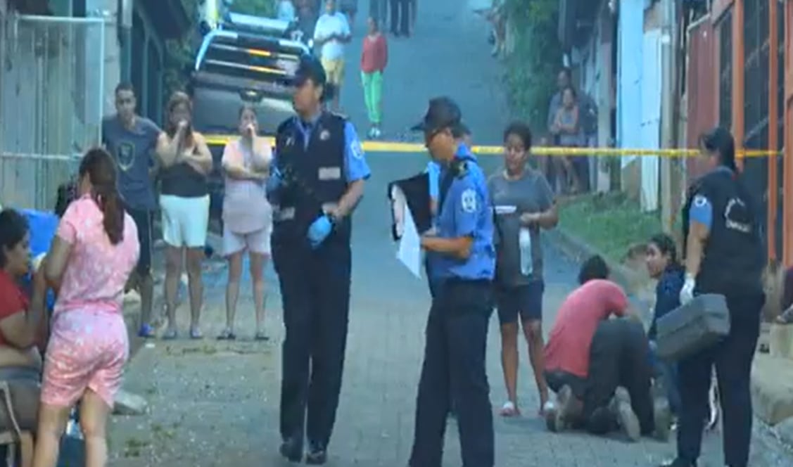 La Policía Nacional acordonó la escena del crimen en Loma Linda, Managua, donde fue asesinada la joven (Cortesía: Acción 10).