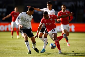 Victor Adeboyejo en su paso por el Barnsley, durante un partido contra el Swansea City. (Reuters/John Sibley)