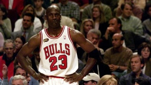 Una camiseta que Michael Jordan utilizó en el tercer partido de las Finales de la NBA de 1998 fue adjudicada por $ 12,26 millones (Crédito: Robert Hanashiro-USA TODAY)