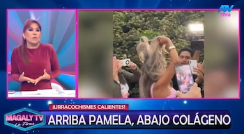 Magaly Medina en estudio de televisión; en pantalla, una persona de cabello rubio, de espaldas, grabada por público con teléfonos móviles; texto "MAGALY TV"