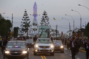 Papa Francisco saluda a los fieles peruanos a su llegada a la Nunciatura Apostólica. (Facebook: Papa Francisco en el Perú)