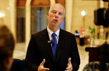 El jefe del fondo soberano de Rusia, Kirill Dmitriev, habla con los medios de comunicación antes de su reunión con la delegación estadounidense en Riad, Arabia Saudí (REUTERS/Hamad I Mohammed/Archivo)