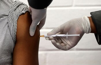La vacuna experimental de Novavax Inc. contra COVID-19 mostró señales prometedoras en un estudio de etapa inicial (EFE/EPA)