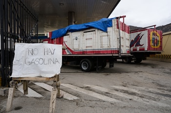 Un letrero anuncia que no hay gasolina en una estación de servicio de La Paz, Bolivia, el lunes 17 de agosto de 2026 (AP/Juan Karita)