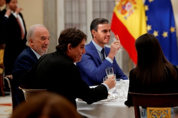 El director del Instituto Cervantes, Luis García Montero (2i), y el presidente del Gobierno español, Pedro Sánchez (2d), escuchan el brindis del rey Felipe VI (no aparece) durante el almuerzo mantenido por los reyes con los patronos del Instituto Cervantes y con los embajadores latinoamericanos acreditados en España, este lunes, en el Palacio de El Pardo. EFE/Emilio Naranjo