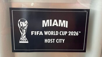 Placa oficial de FIFA anunciando