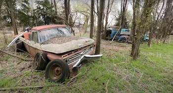 Los coches encontrados en la granja tienen más de 30 años abandonados, con partes como puertas y ruedas faltantes. (Instagram/@adventures_made_from_scratch)