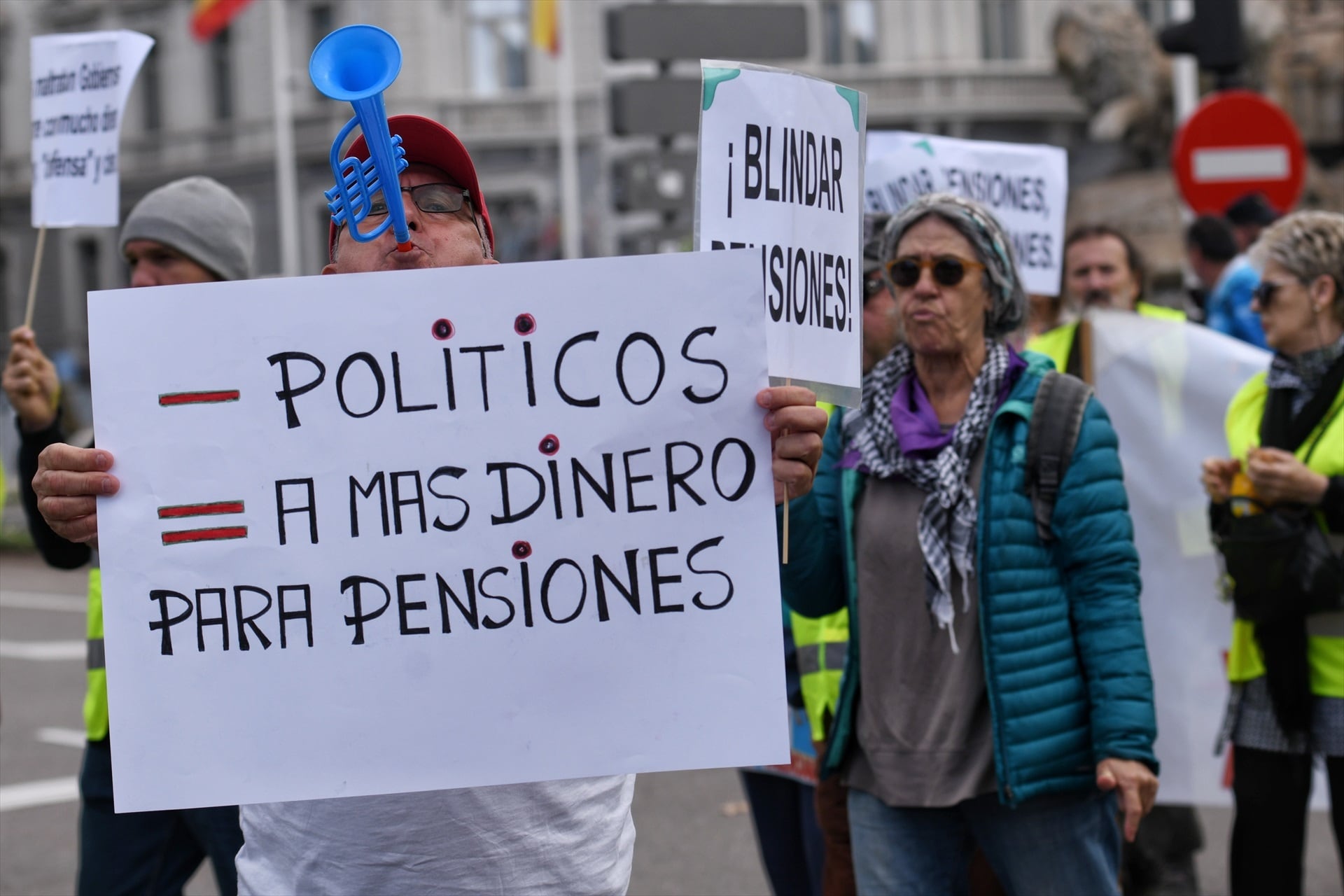 Decenas de personas portan carteles durante una concentración de pensionistas en Madrid. Fernando Sánchez / Europa Press
(Foto de ARCHIVO)
28/10/2023