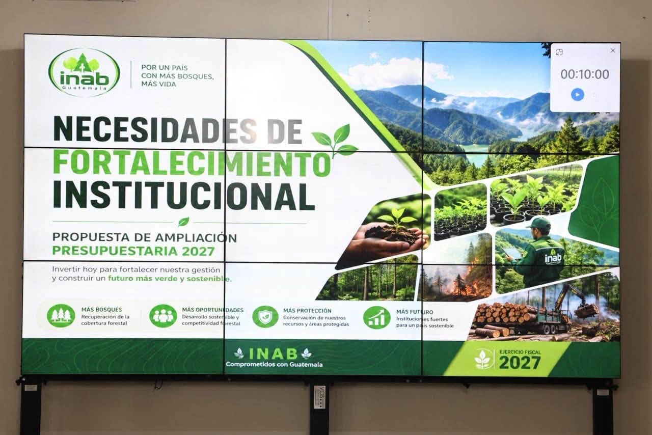 Una pantalla digital expone la propuesta de fortalecimiento institucional y ampliación presupuestaria del Instituto Nacional de Bosques de Guatemala para el año 2027. (INAB Guatemala)