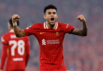 Luis Díaz celebrando su triplete en Liga de Campeones ante Bayer Leverkusen - crédito Jason Cairnduff / REUTERS