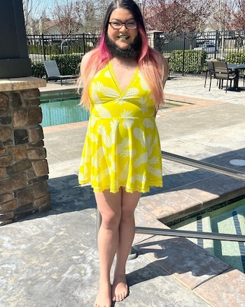 Carol feliz luciendo su rostro