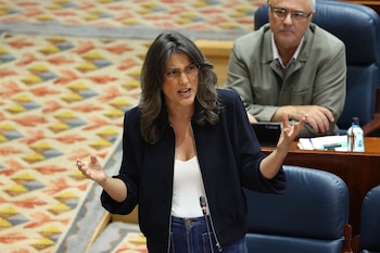 17/09/2026 La portavoz de Más Madrid en la Asamblea de Madrid, Manuela Bergerot, durante un pleno en la Asamblea de Madrid, a 17 de septiembre de 2026, en Madrid (España). El Gobierno de Ayuso se enfrenta hoy a las preguntas de la oposición sobre la reciente polémica de las listas de espera del Hospital Ramón y Cajal en la que supuestamente el centro rebajó la prioridad quirúrgica de 57 pacientes para mejorar sus datos y cumplir los objetivos de productividad fijados por la Consejería de Sanidad. Además portavoz del Gobierno de la Comunidad de Madrid y consejero de Presidencia, Justicia y Administración Local, comparece a petición propia por la polémica compra del ático de Chamberí por Planifica Madrid cuya documentación reclama la oposición, que ha convertido este inmueble en su principal ariete contra el Ejecutivo autonómico.
POLITICA
Alejandro Martínez Vélez - Europa Press