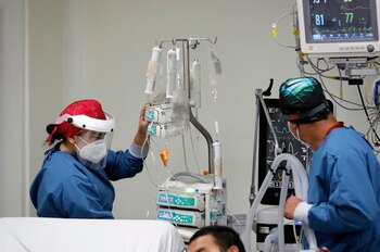 Personal médico atiende a un