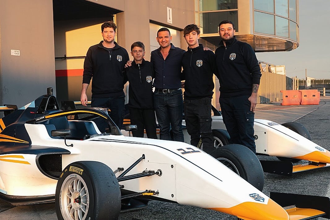 Gregorio Mandrini, Nicolás Bianco y los dos pilotos que representarán a Alpha 54 (@alpha54racing)