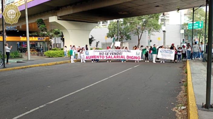 Sigue bloqueo por manifestantes en ambos sentidos de Circuito Interior Av. José Vasconcelos (@OVIALCDMX)