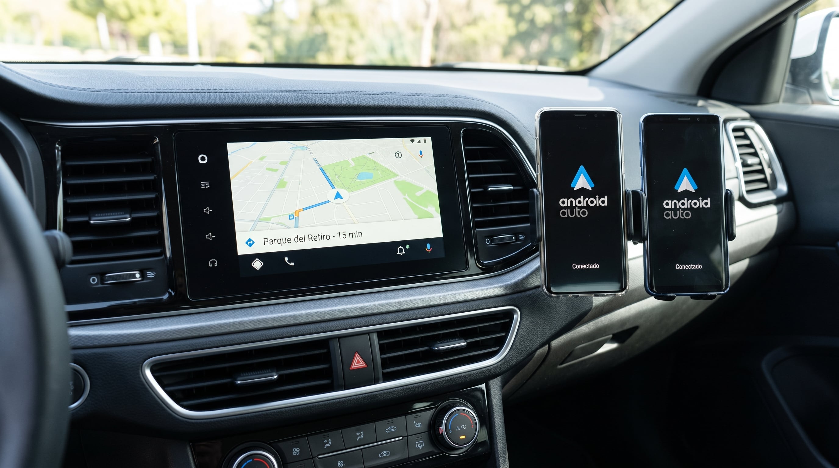 En Android Auto inalámbrico, los dos celulares pueden estar emparejados, pero el cambio entre dispositivos se hace de forma manual desde los menús del vehículo. (Imagen Ilustrativa Infobae)