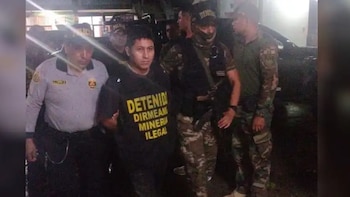 Durante la intervención, los agentes encontraron más de 20 granadas de guerra, un lanzagranadas, más de S/70.000 en efectivo y otros pertrechos militares. La República
