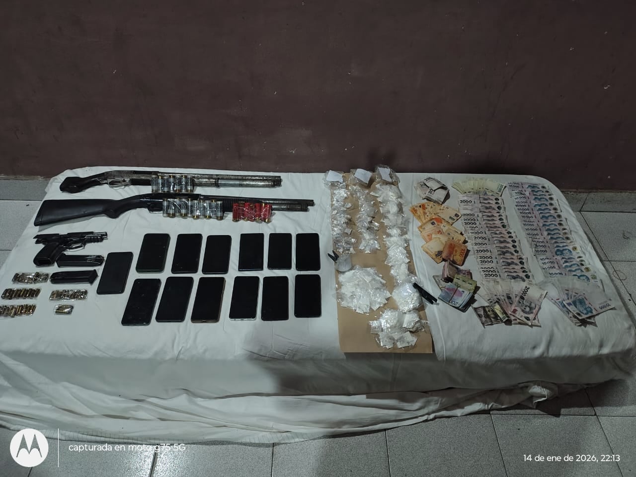 Los agentes secuestraron armas de guerra, teléfonos celulares, 800 mil pesos en efectivo y 400 envoltorios de cocaína.