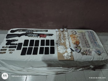 Los agentes secuestraron armas de