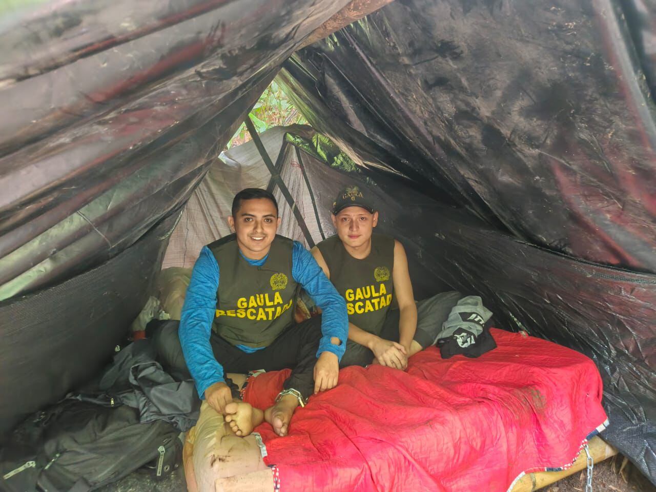 Miguel Ayala, hijo del reconocido cantante Giovanny Ayala, y su mánager Nicolás Pantoja, estuvieron secuestrados en el monte. Vivieron en una carpa improvisada - crédito Ponal
