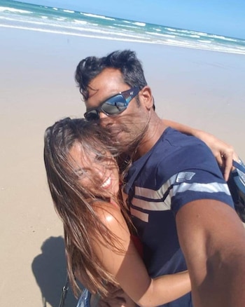 Elisa Mouliaá y su pareja,