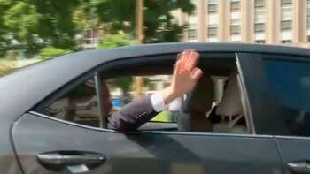 El presidente Alberto Fernández saluda,