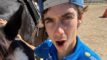Los desopilantes videos de Franco Colapinto cabalgando que causaron furor en las redes sociales: “El gaucho salvaje”