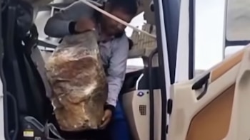 Conductor sobrevive al impacto de una roca que destruyó la cabina de su camión en Arequipa