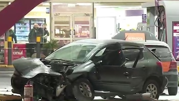 Un auto chocó contra una estación de servicio en la General Paz y se prendió fuego: hay tres heridos