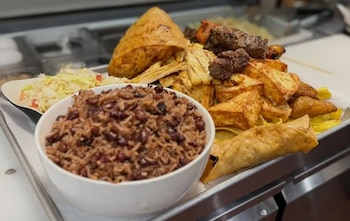 La Fritanga, ubicada cerca del Strip de Las Vegas, ofrece fritanga mixta, nacatamales y gallo pinto como parte de la cocina nicaragüense. (Foto: Confidencial.digital)