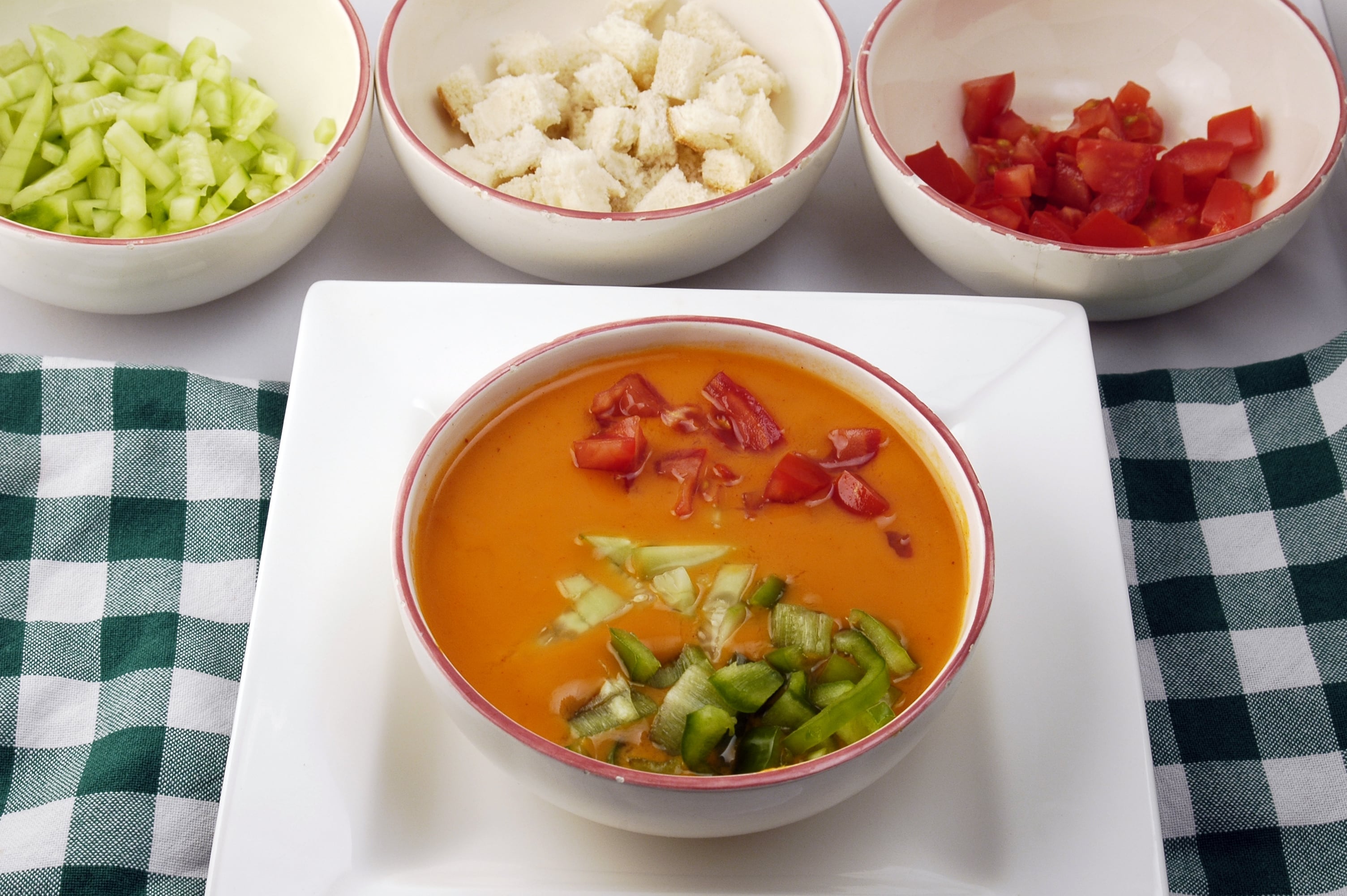 Cuánto dura el gazpacho casero en la nevera sin estropearse y consejos para alargar su vida útil
