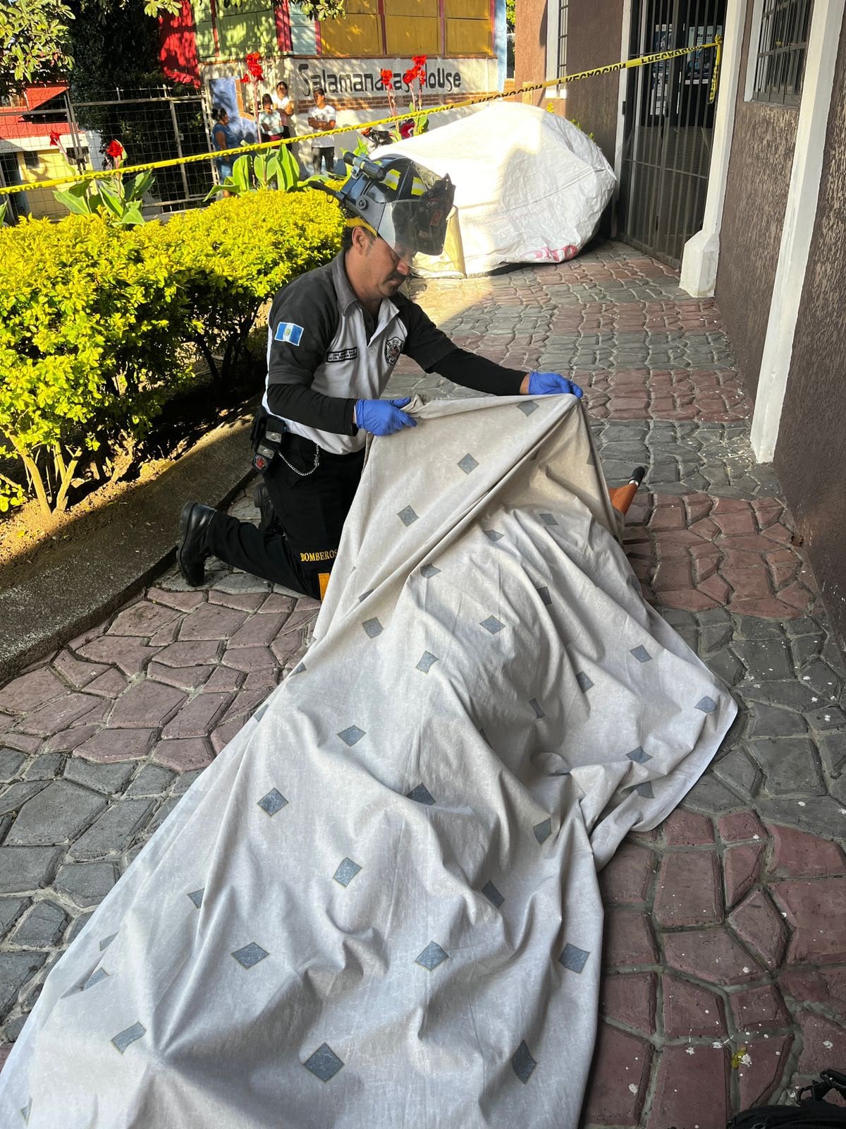 La evaluación preliminar de los socorristas indicó que la muerte del turista en Pacaya pudo deberse a un paro cardiorrespiratorio. (Bomberos Voluntarios de Guatemala)