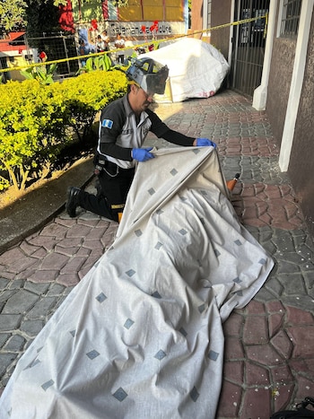 La evaluación preliminar de los socorristas indicó que la muerte del turista en Pacaya pudo deberse a un paro cardiorrespiratorio. (Bomberos Voluntarios de Guatemala)
