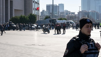 Mueren tres policías en un