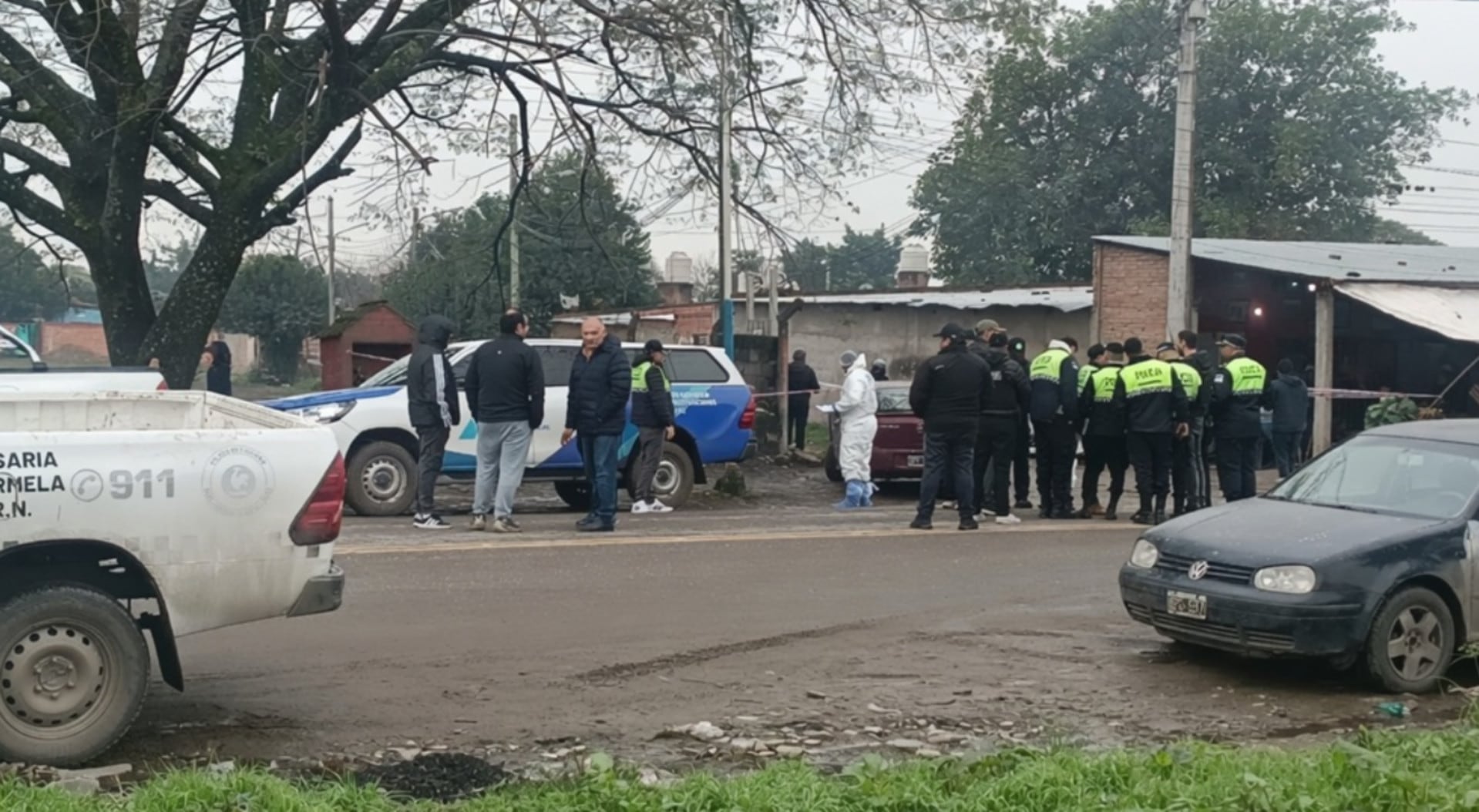 La policía y equipos forenses investigan la escena donde un hombre murió tras una pelea en Villa Carmela, Tucumán, con un sospechoso ya detenido (Contexto)