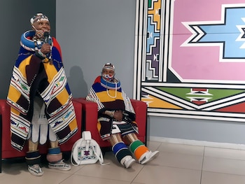 La artista sudafricana Esther Mahlangu (izq.) habla en una exposición de sus obras en Johannesburgo. Foto: Kate Bartlett/dpa - ATENCIÓN: Sólo para uso editorial en relación con la cobertura actual de este tema y mencionando el crédito completo