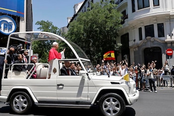 El papamóvil delante de la sede del PP