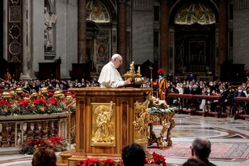 El papa Francisco ofrece una