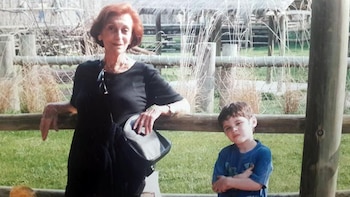 Hilda, junto a su bisnieto,