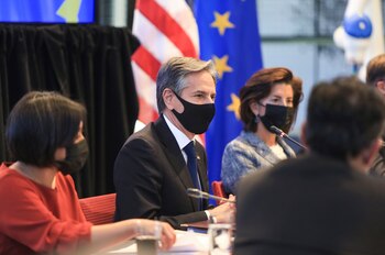 Antony Blinken flanqueado por Gina