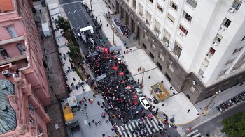 Manifestantes al grito de “son