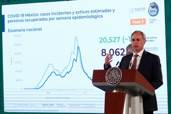 El subsecretario de Prevención y Promoción de la Salud Hugo López-Gatell hable durante una rueda de prensa (Foto: EFE/ José Méndez)