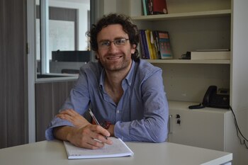 Federico Holik es Dr. en