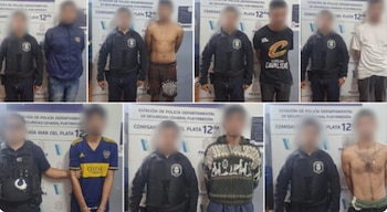 Una cuadrícula de ocho imágenes de personas, cada una mostrando a un oficial de policía junto a un detenido con rostros pixelados, frente a pancartas de la policía