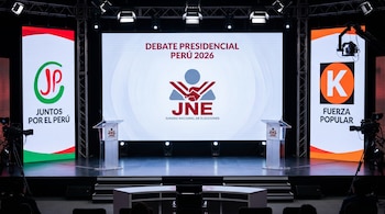 Escenario de debate con dos podios de acrílico y pantallas LED mostrando los logos del JNE, Juntos Por el Perú y Fuerza Popular, e iluminación de estudio.