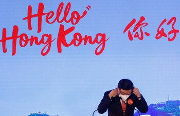 John Lee se ajusta su máscara protectora tras un acto de la campaña "Hello Hong Kong" para promover el turismo de la ciudad en Hong Kong, China, 2 de febrero de 2023. REUTERS/Tyrone Siu