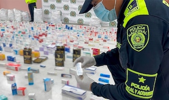 En Kennedy se hallan insumos y maquinaria para fabricar analgésicos falsos que imitaban marcas comerciales en condiciones antihigiénicas - crédito Policía Nacional
